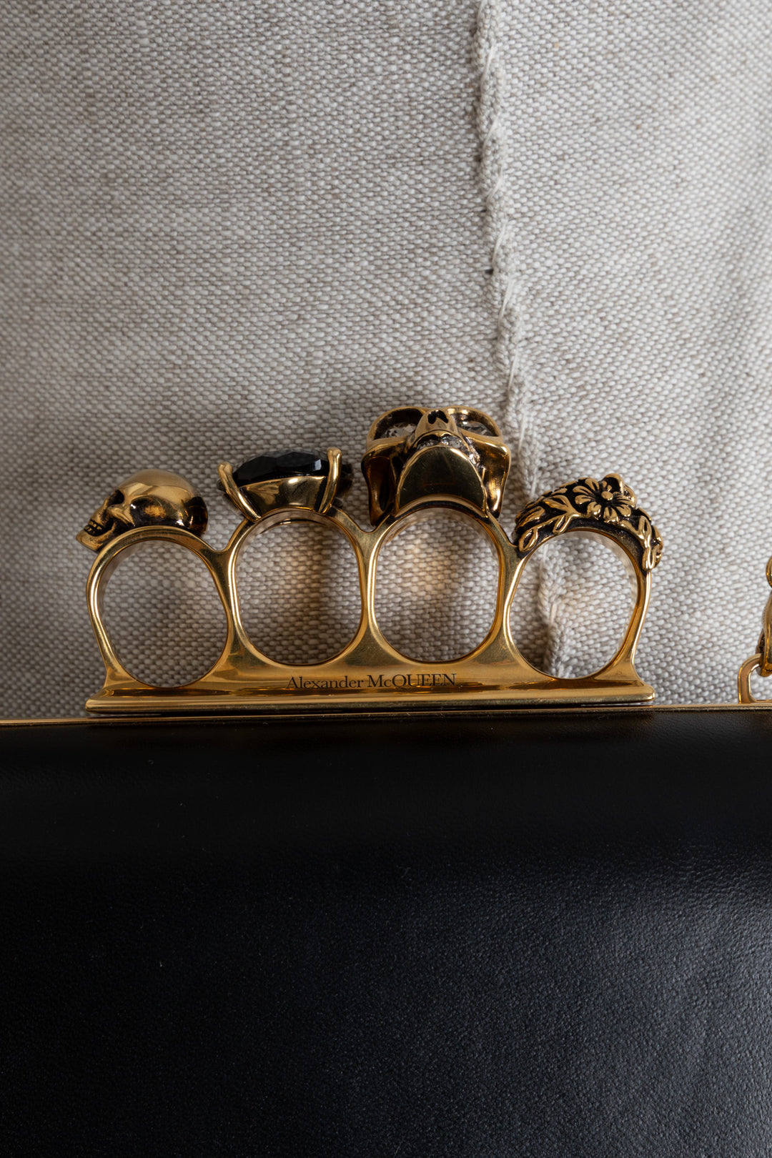 ALEXANDER MCQUEEN Pochette Knuckle Box noire