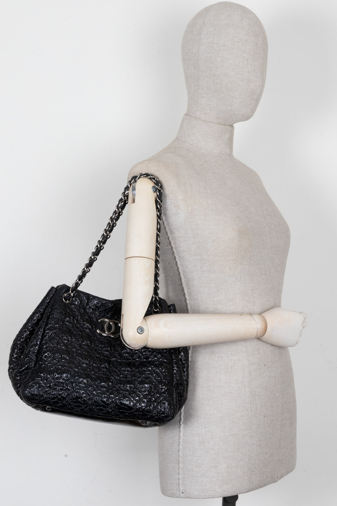 CHANEL Rock in Moscow Accordion Tote Cuir verni noir