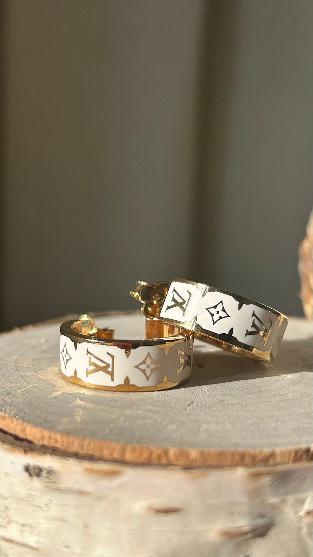 LOUIS VUITTON Boucles d'oreilles Nanogram blanches