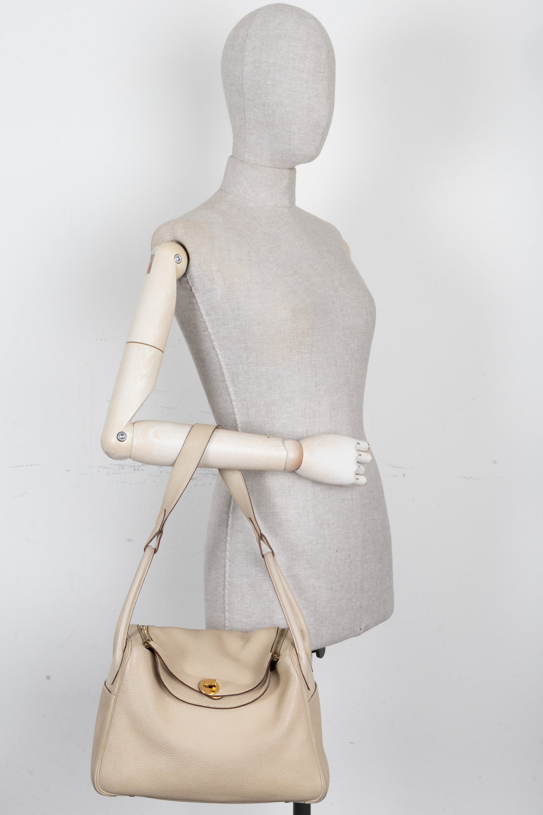 HERMÈS Lindy 30 Clemence Ivoire