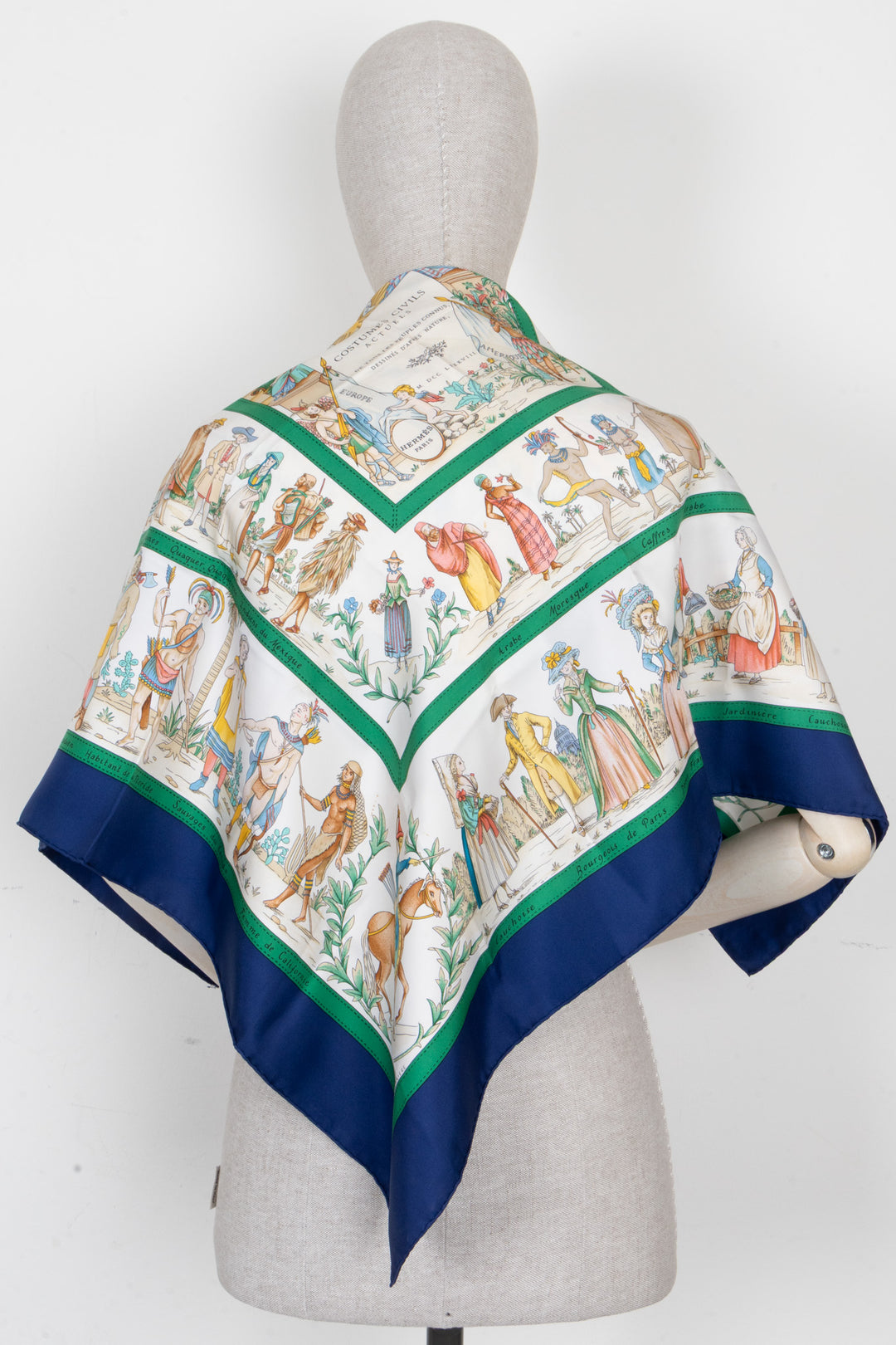 HERMÈS Costumes Civils Actuels Carré 90 Soie Marine