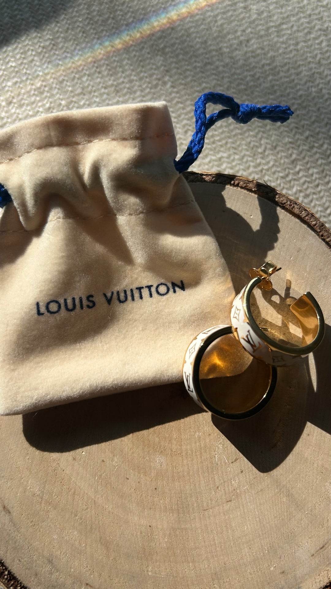 LOUIS VUITTON Boucles d'oreilles Nanogram blanches