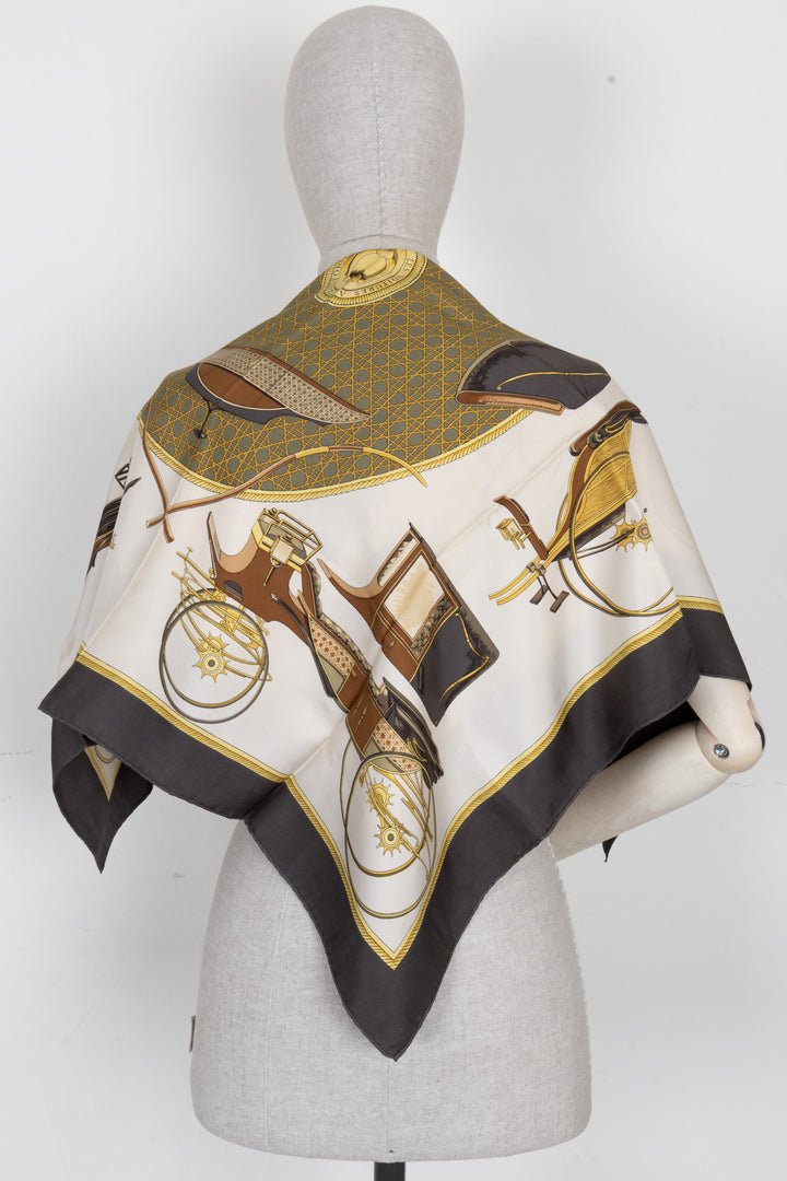 HERMÈS Les Voitures A Transformation Carré 90 Soie Olive