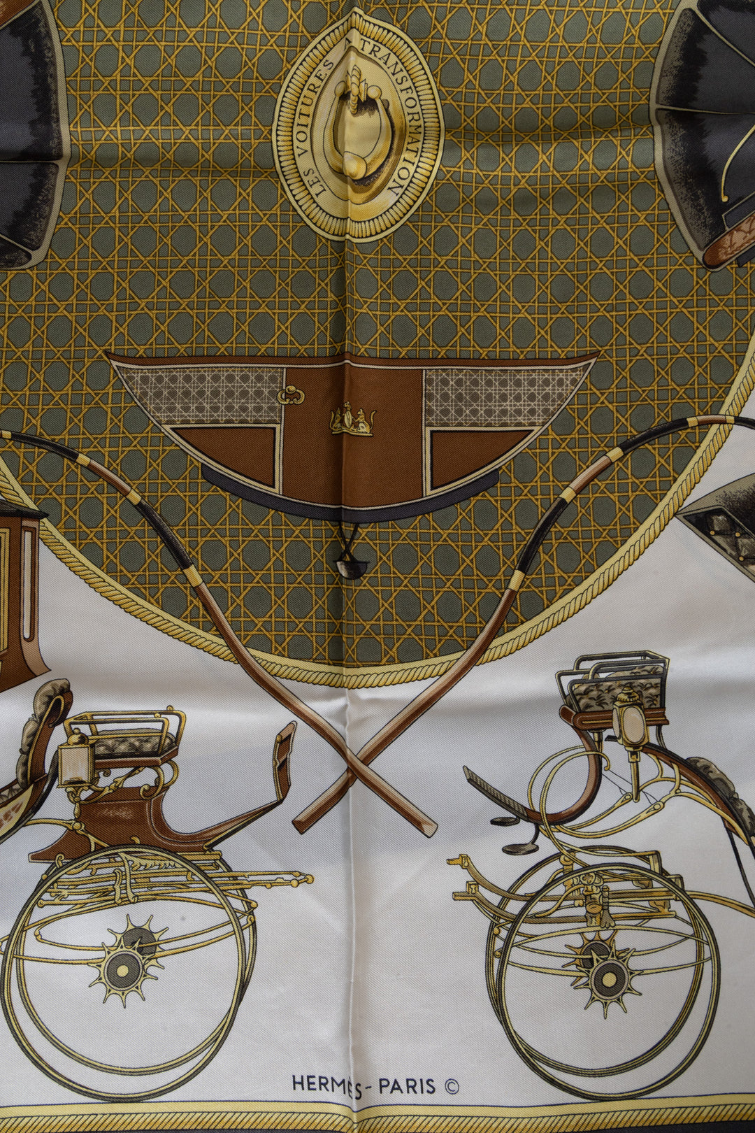 HERMÈS Les Voitures A Transformation Carré 90 Soie Olive