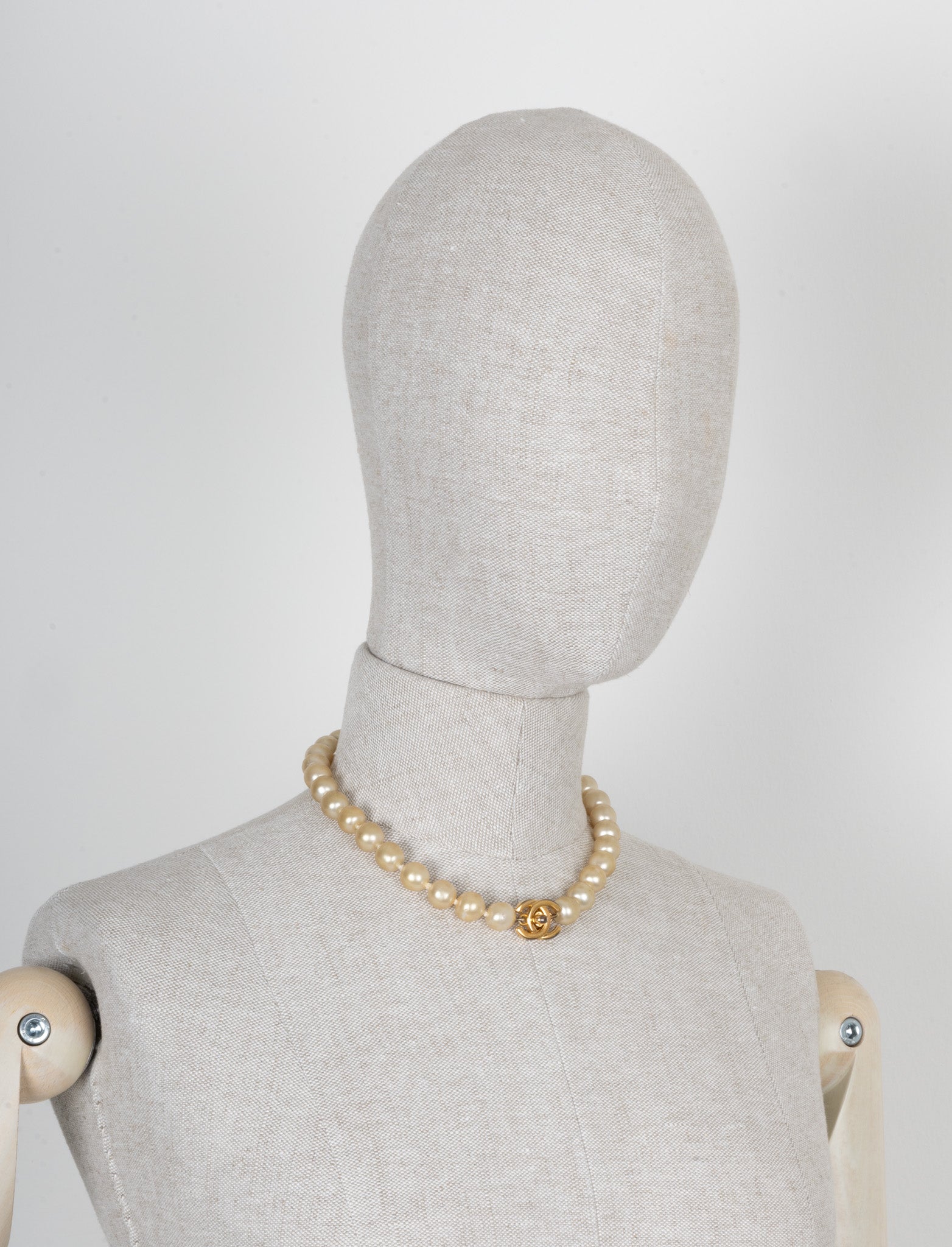 CHANEL Collier de perles Turnlock CC – REAWAKE