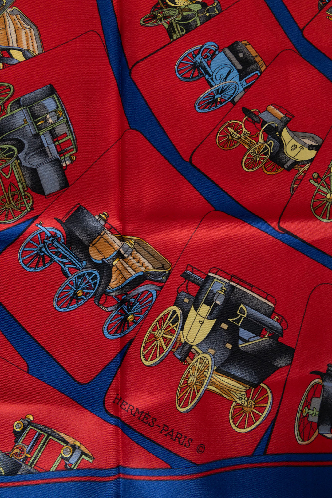 HERMÈS Carrosserie Carré 90 Soie Rouge