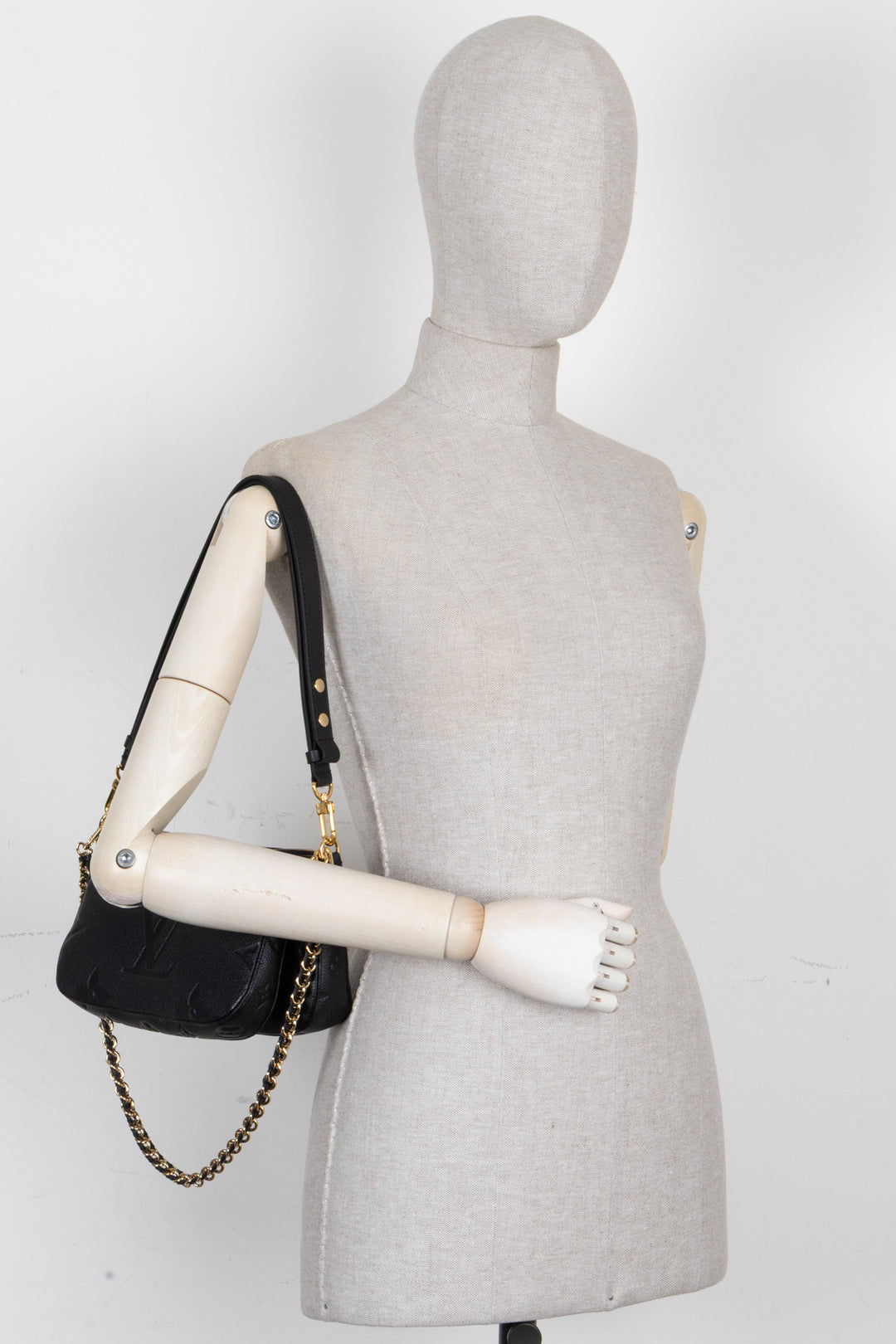 LOUIS VUITTON Multi Pochette Accessoires Cuir Empreinte Noir