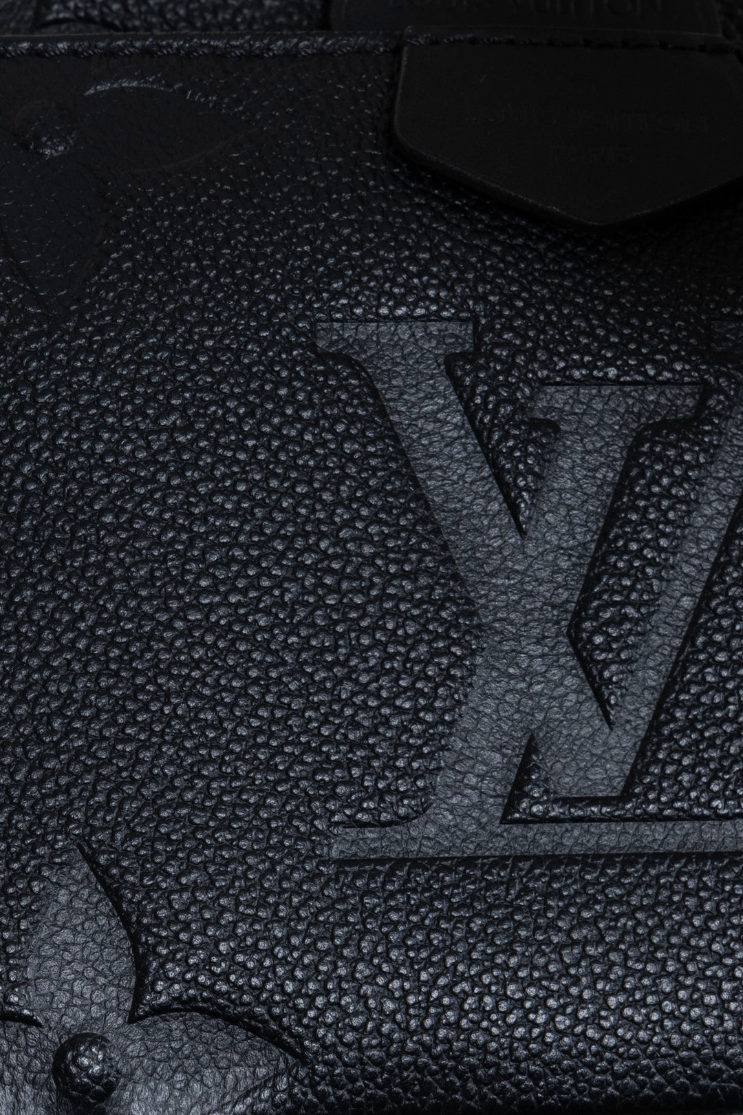 LOUIS VUITTON Multi Pochette Accessoires Cuir Empreinte Noir