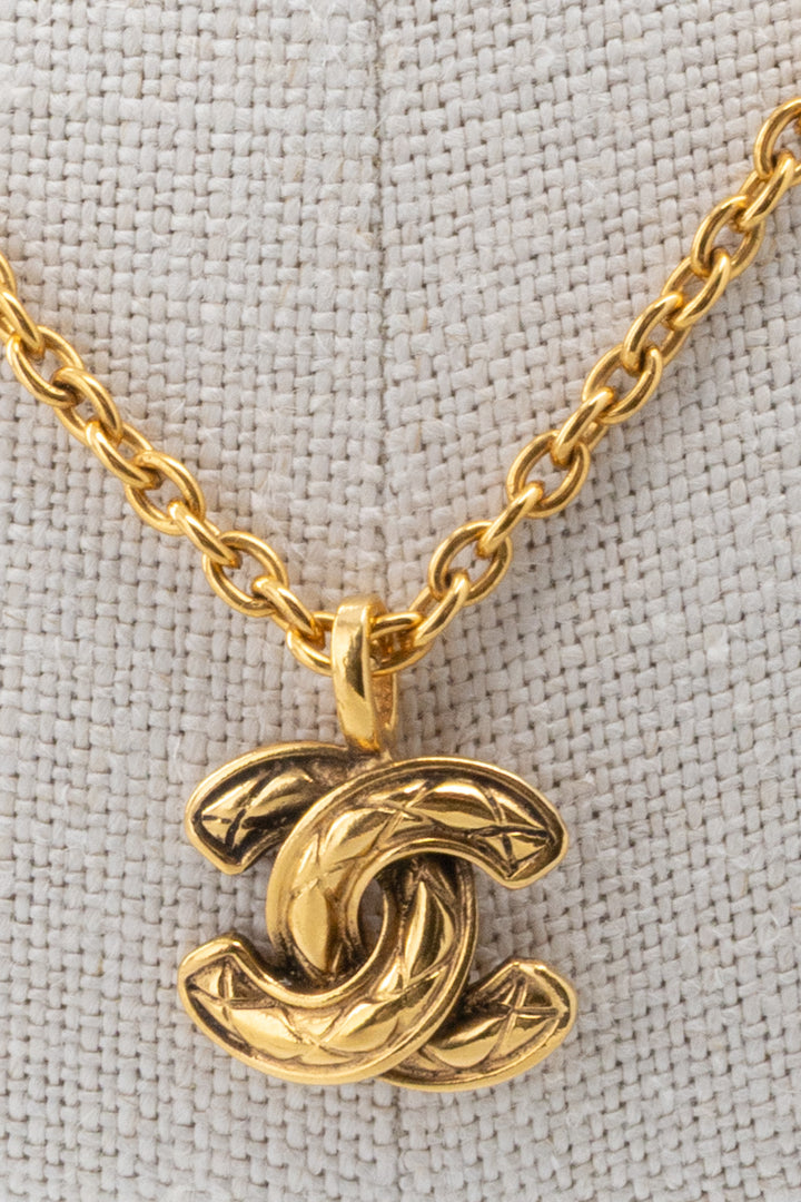 CHANEL Vintage CC Quilted Necklace Gold