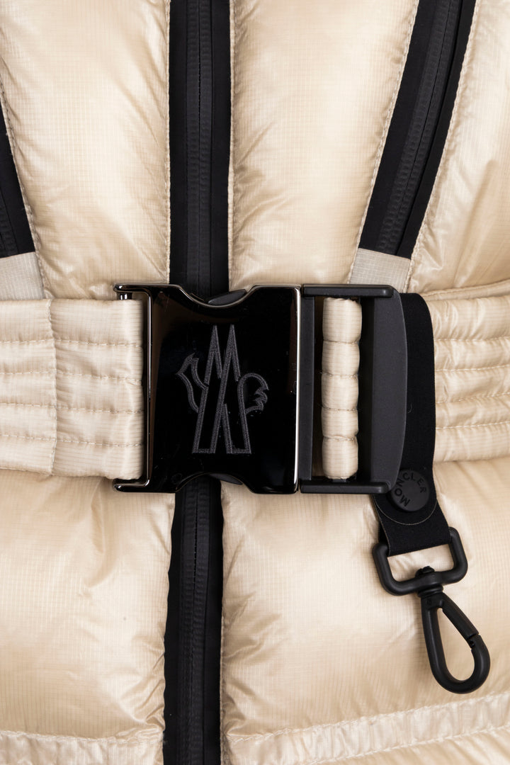 Doudoune matelassée ceinturée MONCLER Grenoble Bernin avec fourrure, duvet, beige