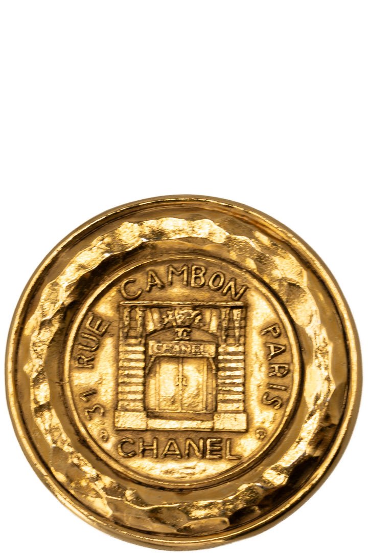 Broche médaillon CHANEL Vintage 31 Rue Cambon en métal doré