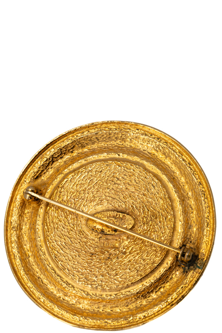 Broche médaillon CHANEL Vintage 31 Rue Cambon en métal doré