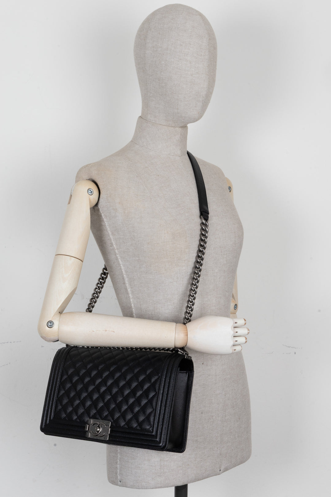 Sac CHANEL Boy moyen en cuir caviar noir