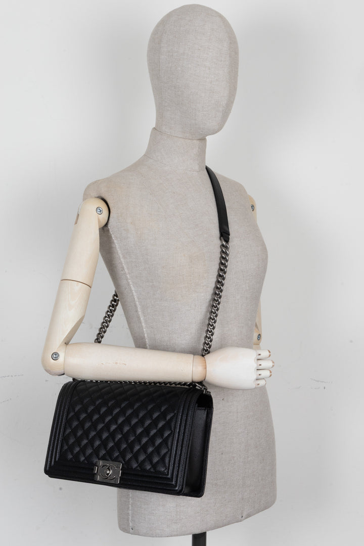 Sac CHANEL Boy moyen en cuir caviar noir