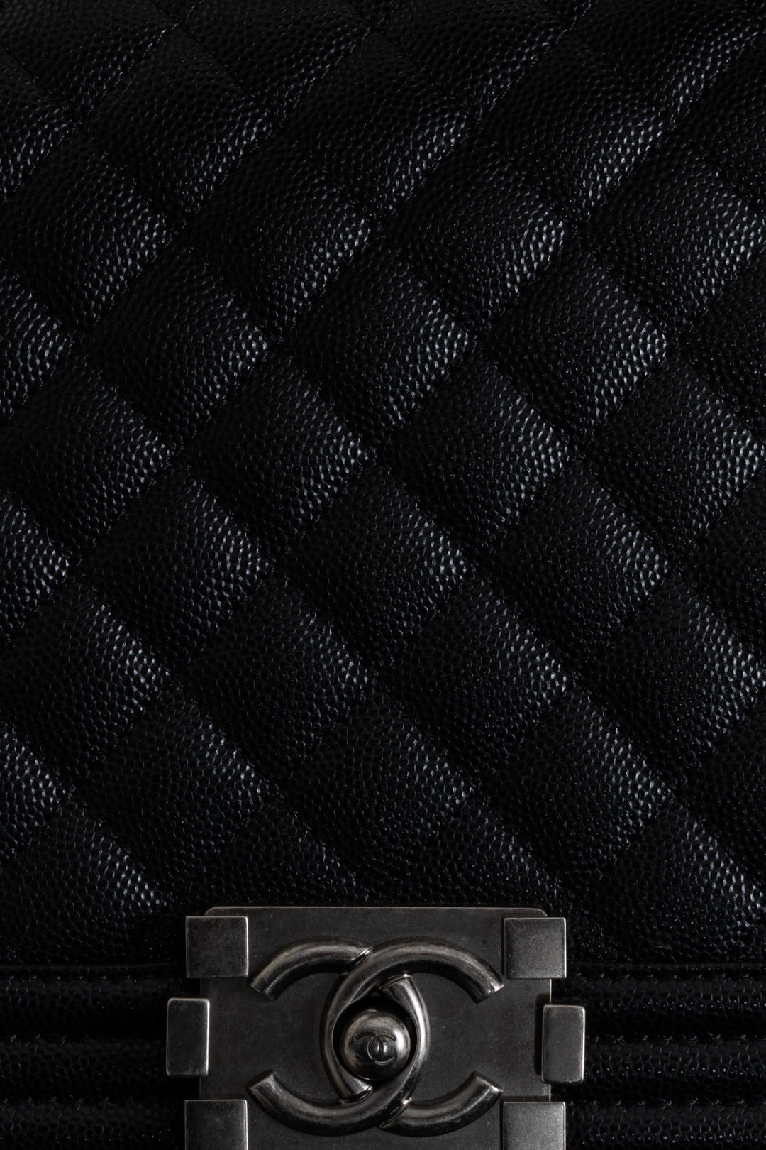 Sac CHANEL Boy moyen en cuir caviar noir