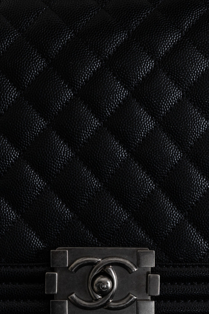 Sac CHANEL Boy moyen en cuir caviar noir