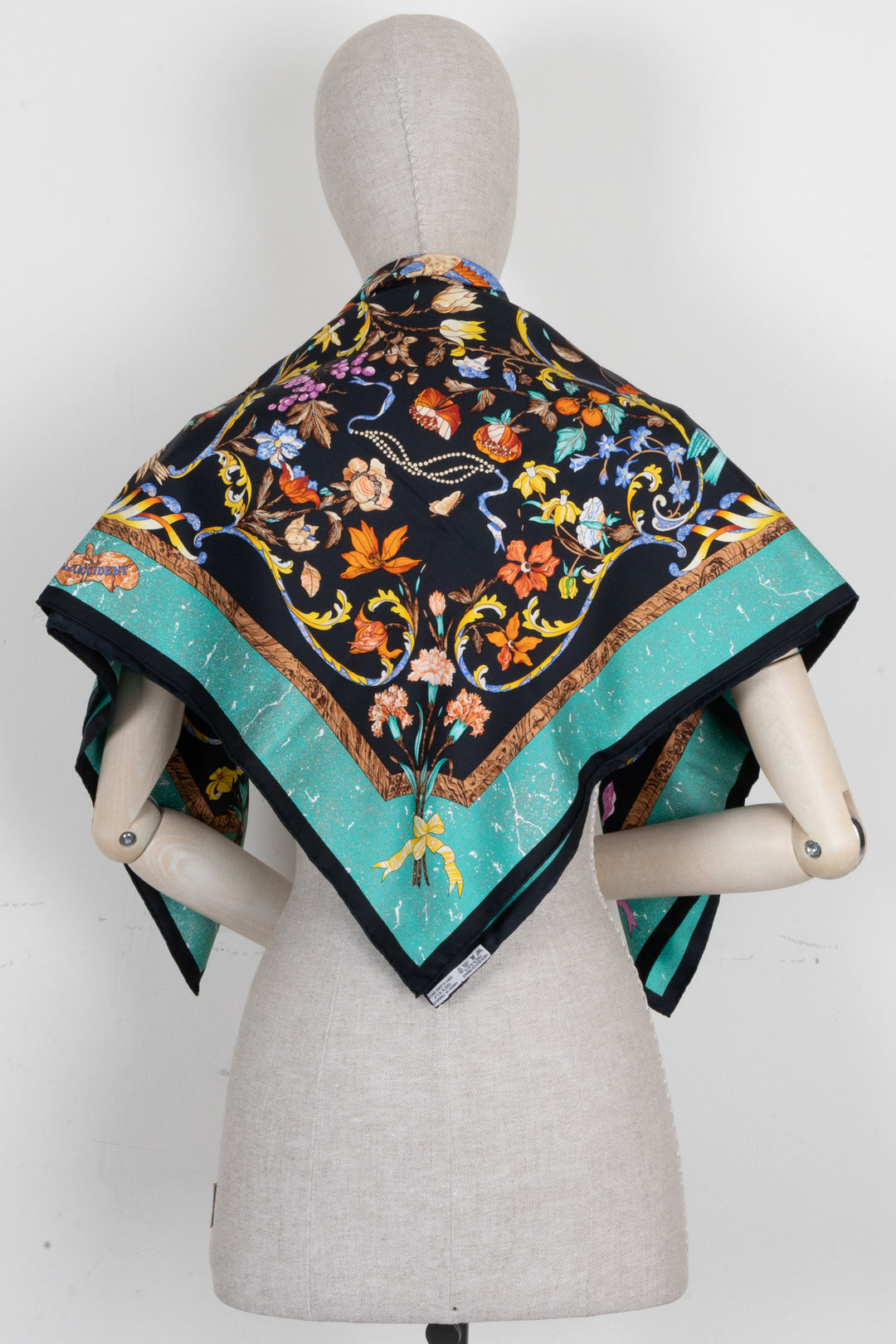HERMÈS Pierres D'Orient Et D'Occident Carré 90 Silk Multicolor