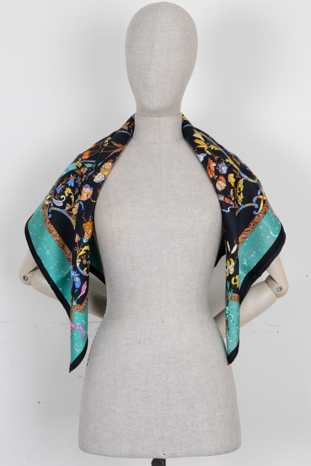 HERMÈS Pierres D'Orient Et D'Occident Carré 90 Silk Multicolor