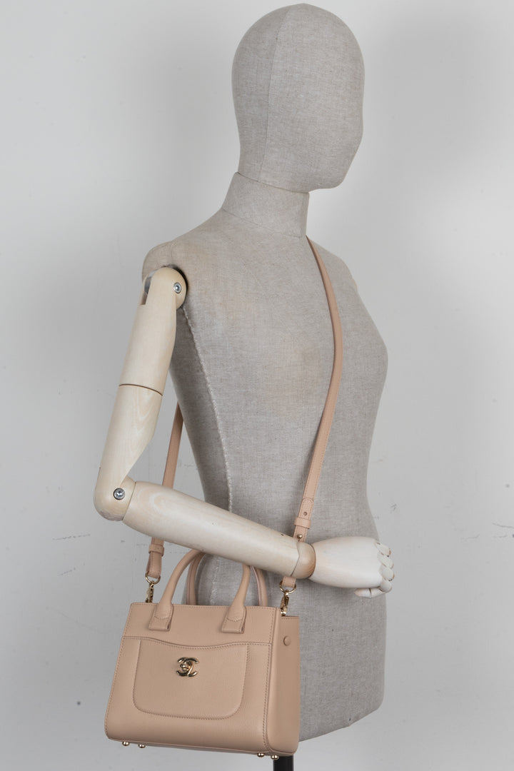 Sac cabas CHANEL Mini Neo Executive en cuir beige