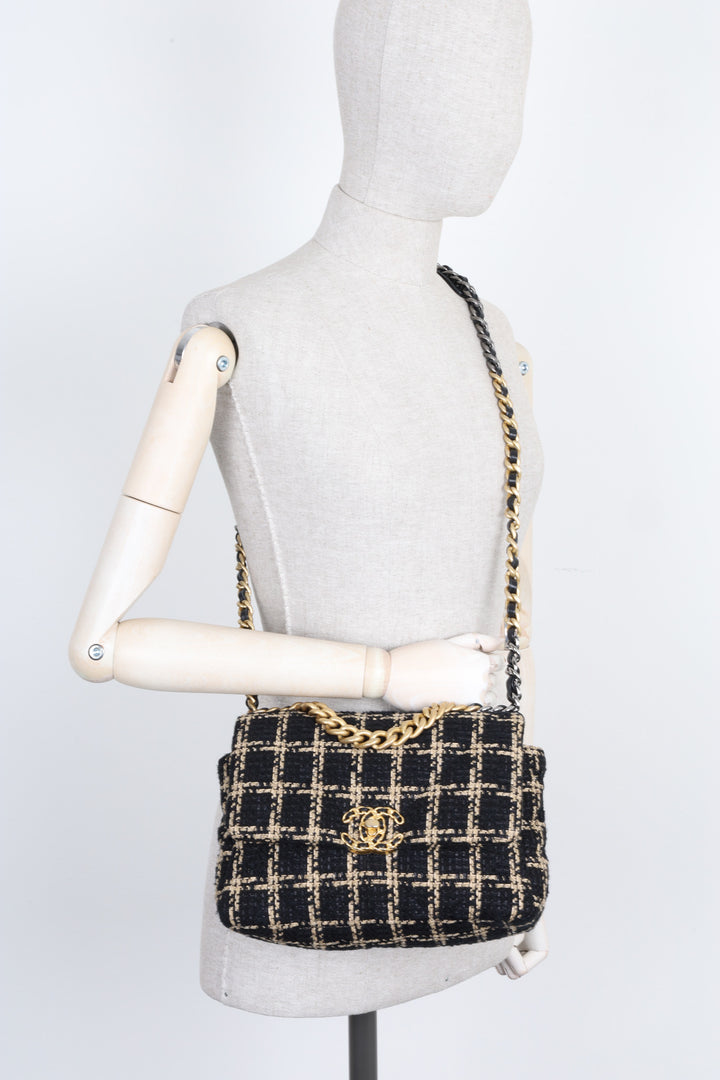 CHANEL 19 Sac à rabat moyen Tweed Noir &amp; Beige