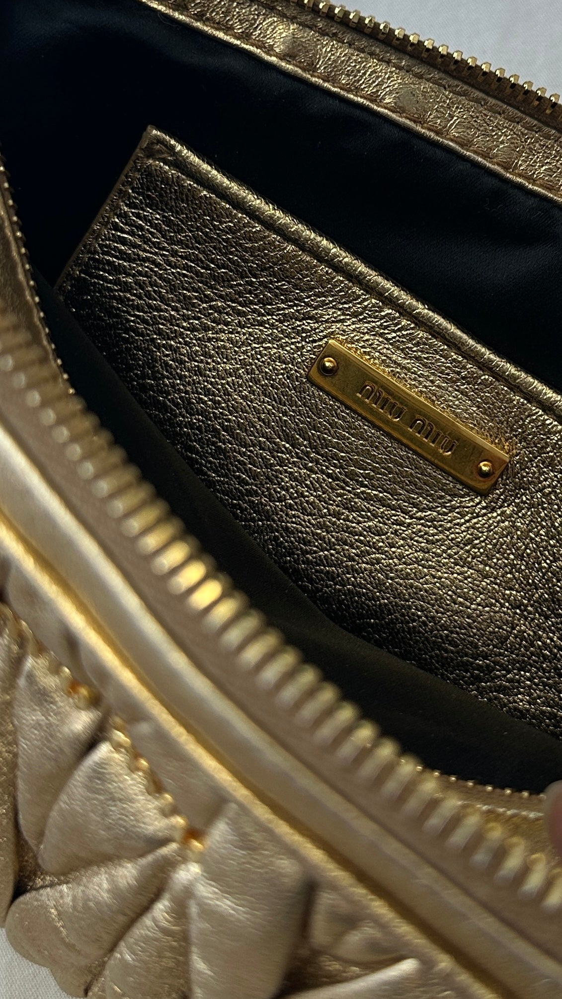 miu miu ゴールドバッグ MIU MIU Quilted Crossbody Bag Gold – REAWAKE