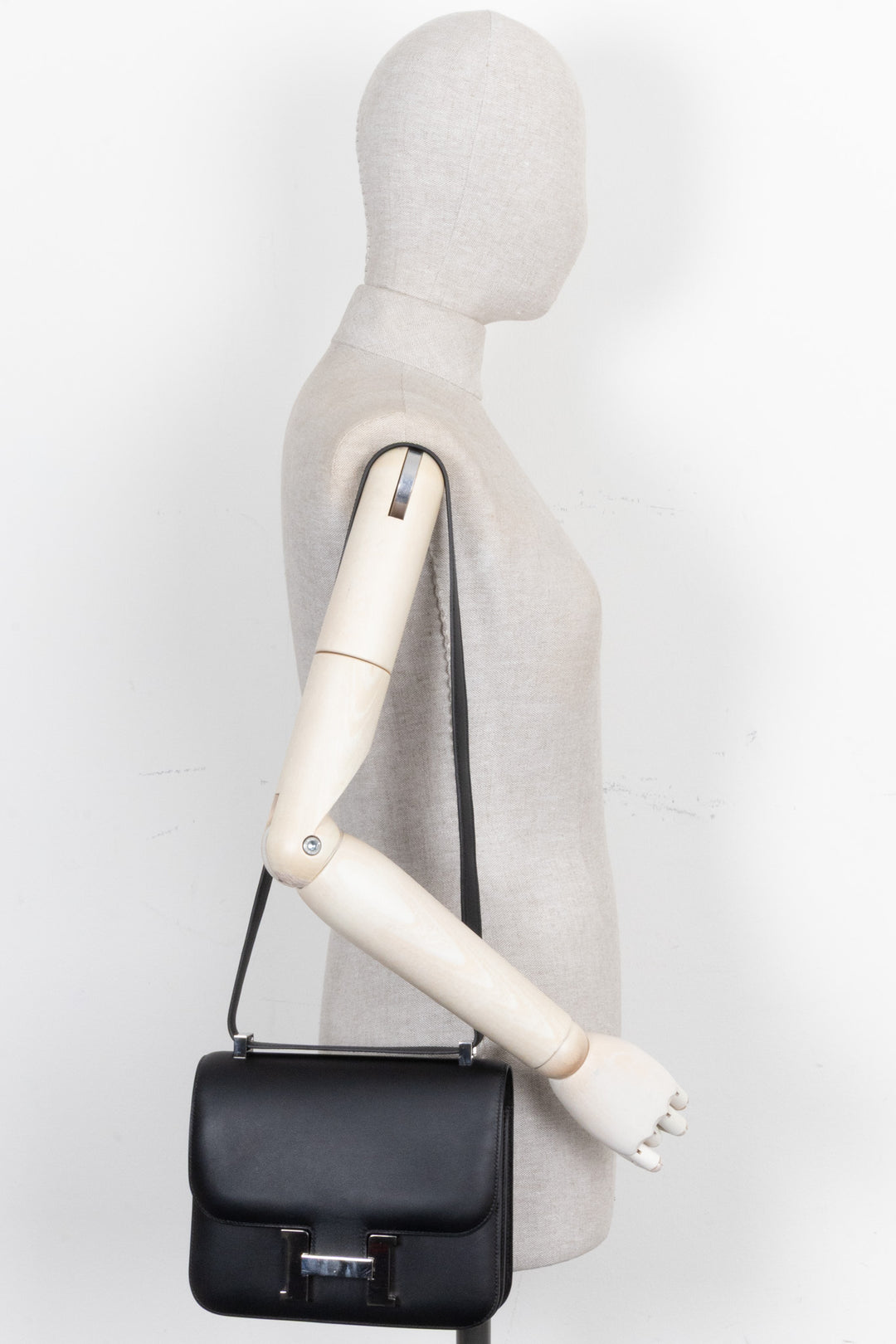 HERMÈS Constance 24 Veau Swift Noir