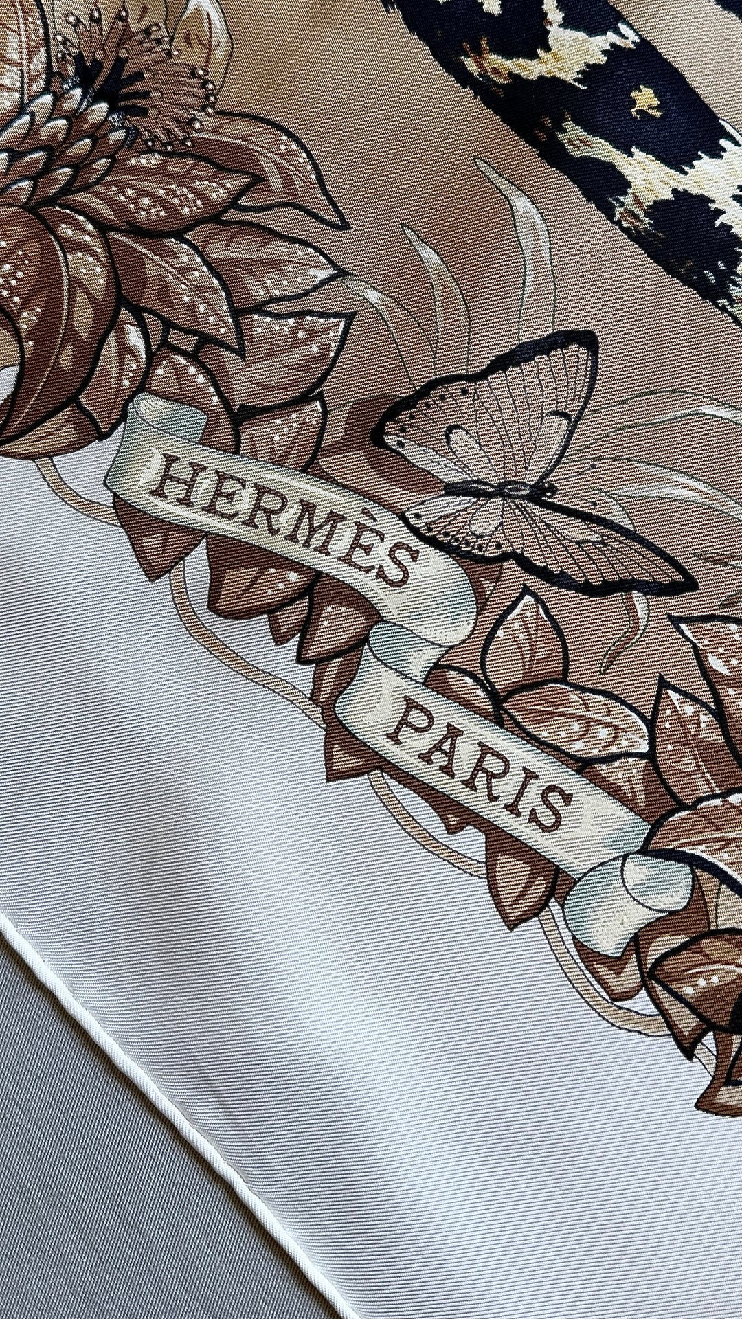 HERMÈS Jungle Love Carré Silk White