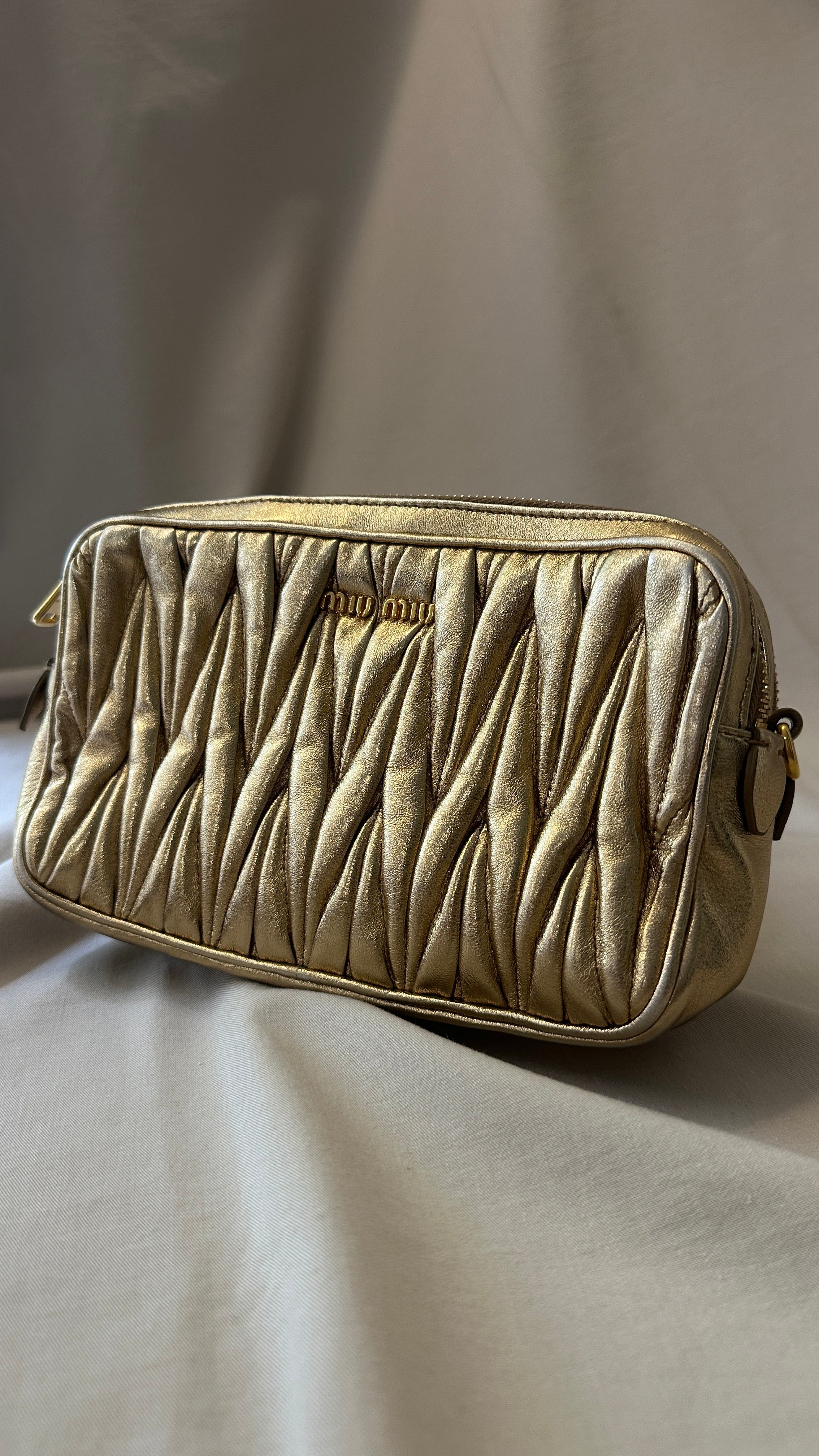 miu miu ゴールドバッグ MIU MIU Quilted Crossbody Bag Gold – REAWAKE