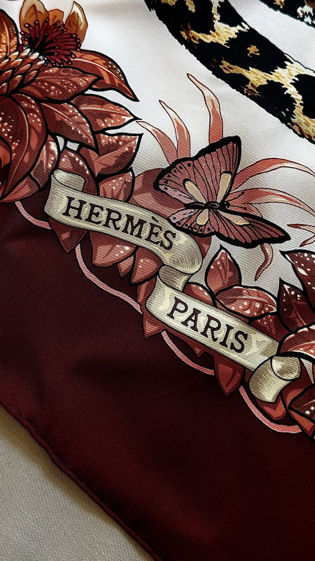 HERMÈS Jungle Love Carré Silk Bordeaux