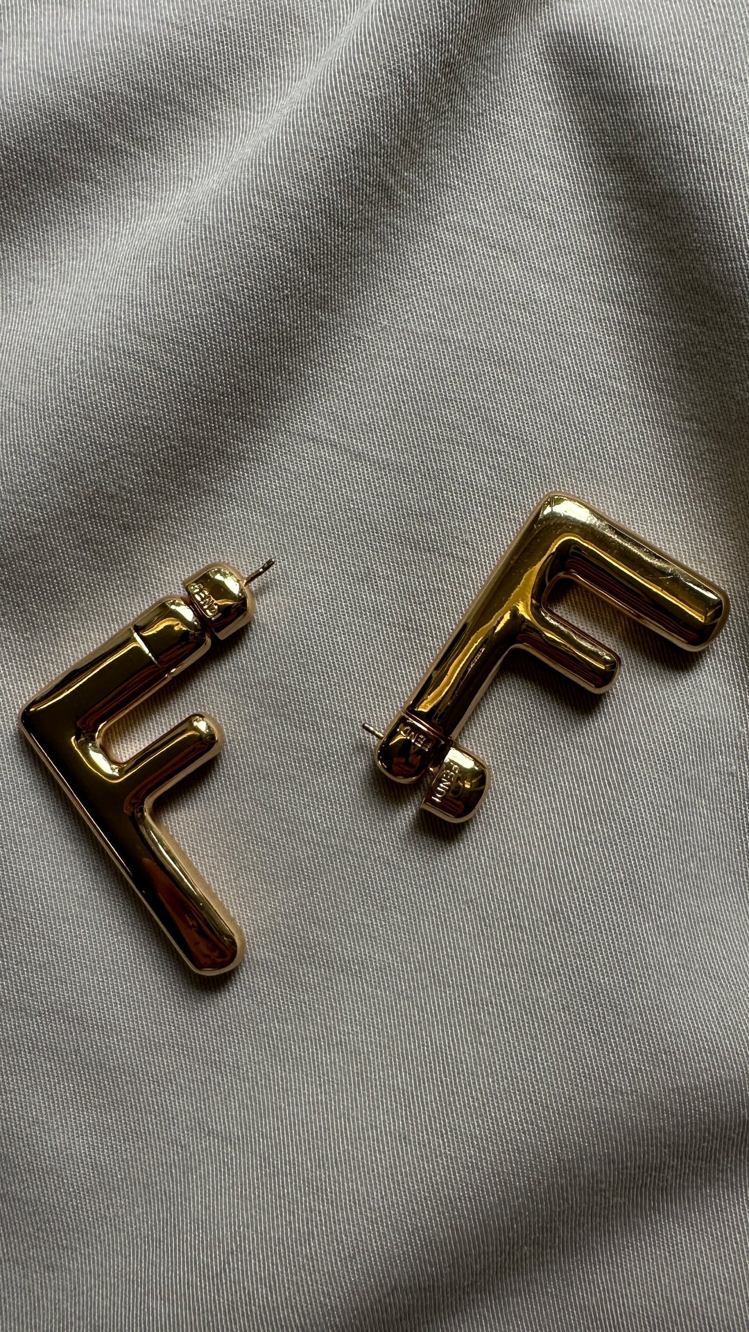 Boucles d'oreilles FENDI F en or