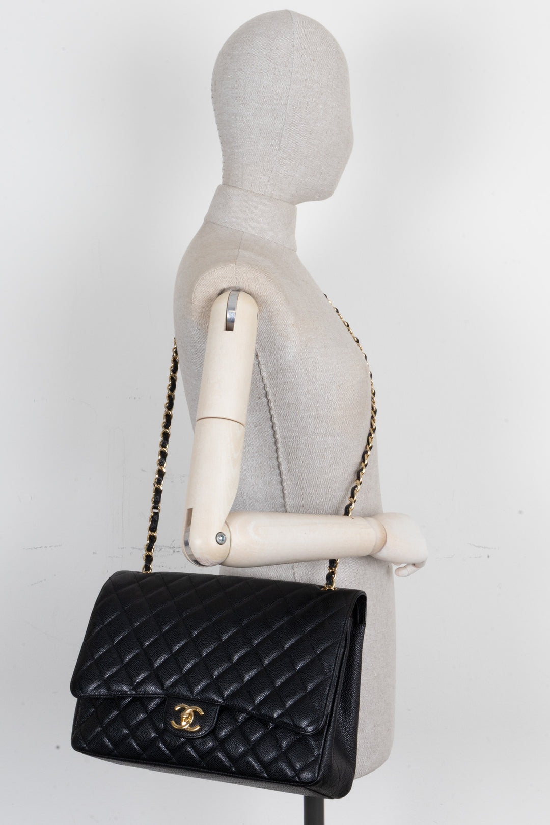 CHANEL Maxi Double Flap en cuir caviar noir