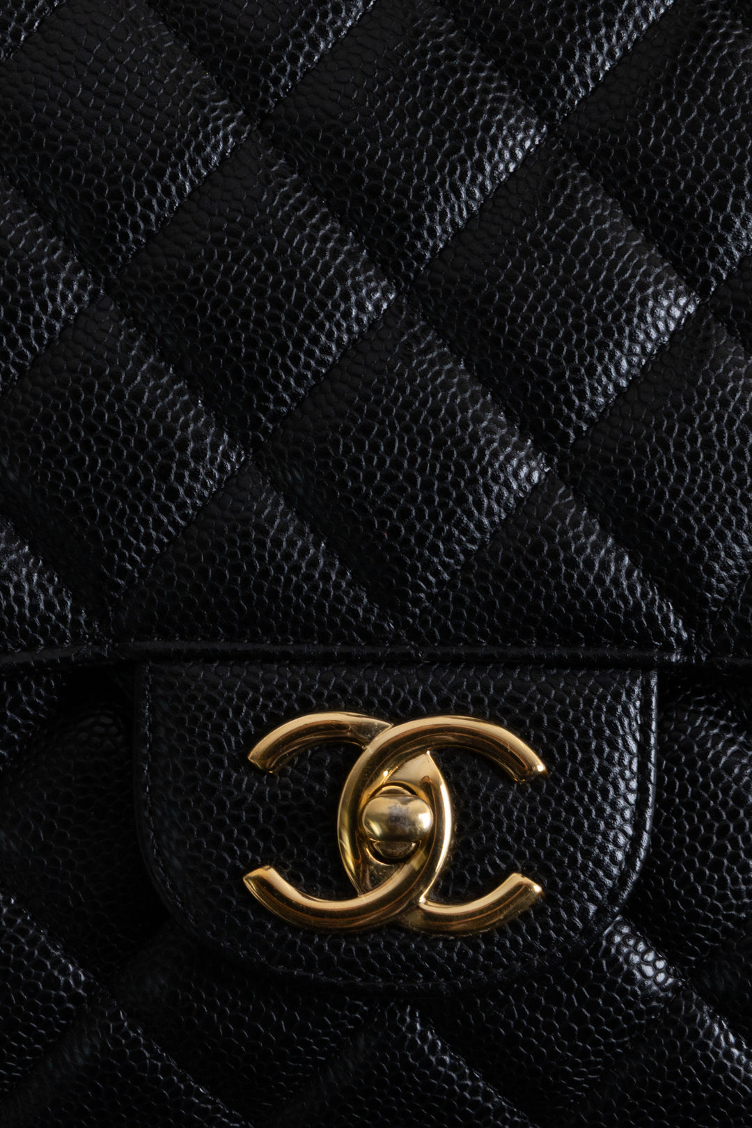 CHANEL Maxi Double Flap en cuir caviar noir
