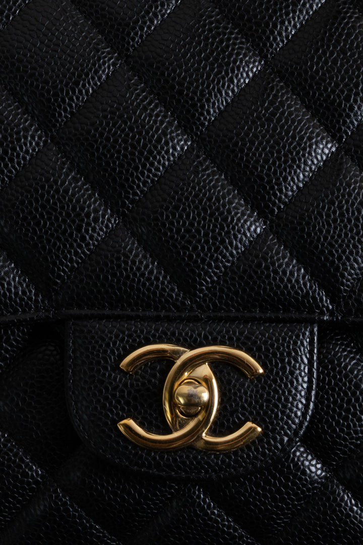 CHANEL Maxi Double Flap en cuir caviar noir