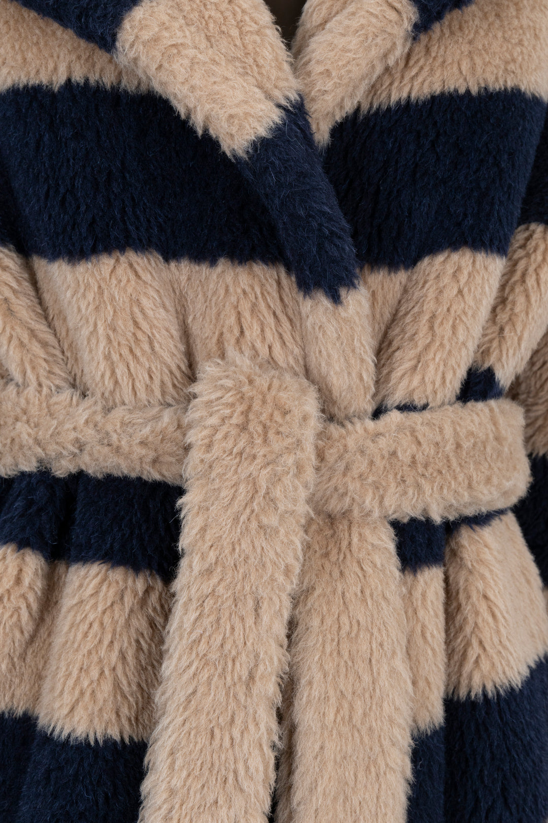 Manteau Teddy rayé MAX MARA, bleu marine et beige.