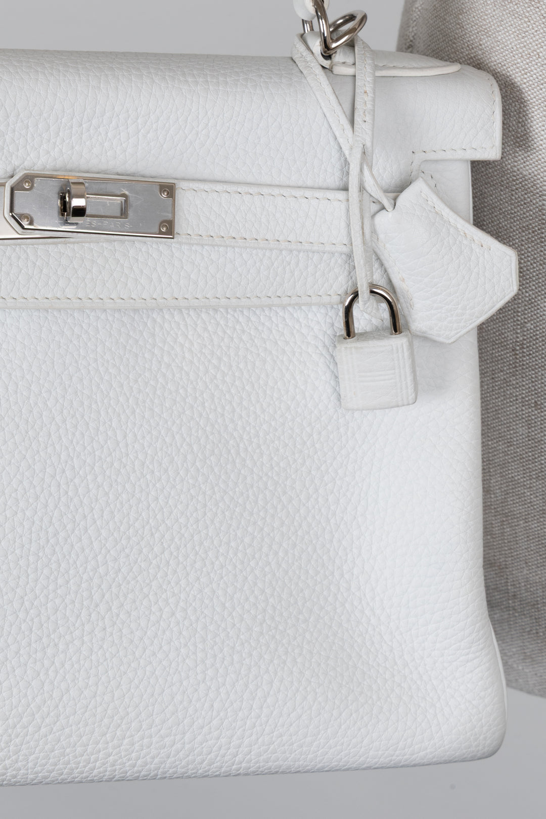 HERMÈS Kelly 28 Clemence Blanc