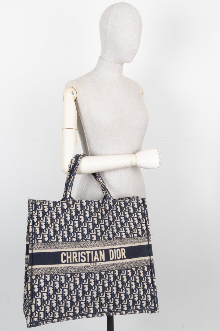 Livre Christian Dior Tota Large Oblique Bleu