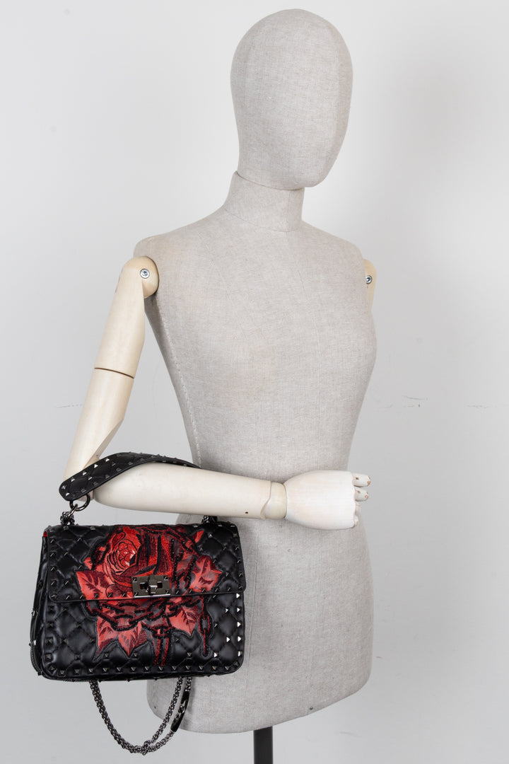 Sac bandoulière Valentino x Undercover noir orné de roses et de clous Rockstud.