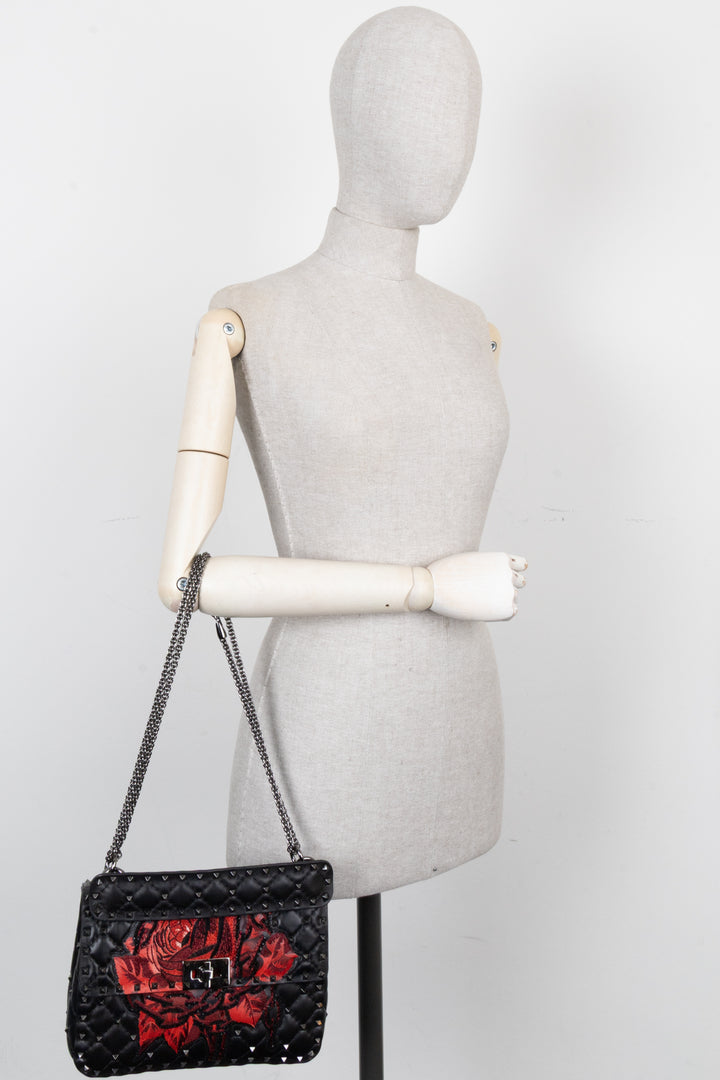 Sac bandoulière Valentino x Undercover noir orné de roses et de clous Rockstud.