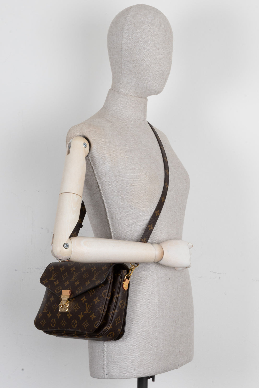 LOUIS VUITTON Pochette Métis Canvas Ebene