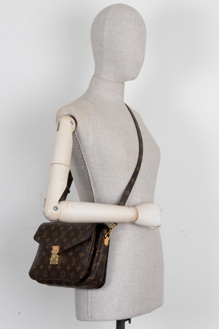 LOUIS VUITTON Pochette Métis Canvas Ebene