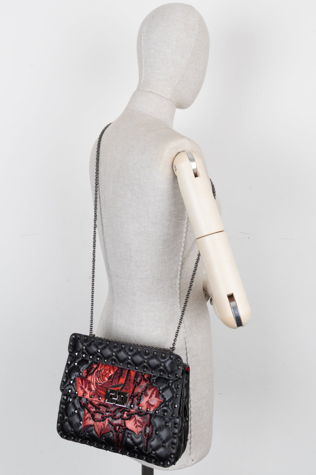 Sac bandoulière Valentino x Undercover noir orné de roses et de clous Rockstud.