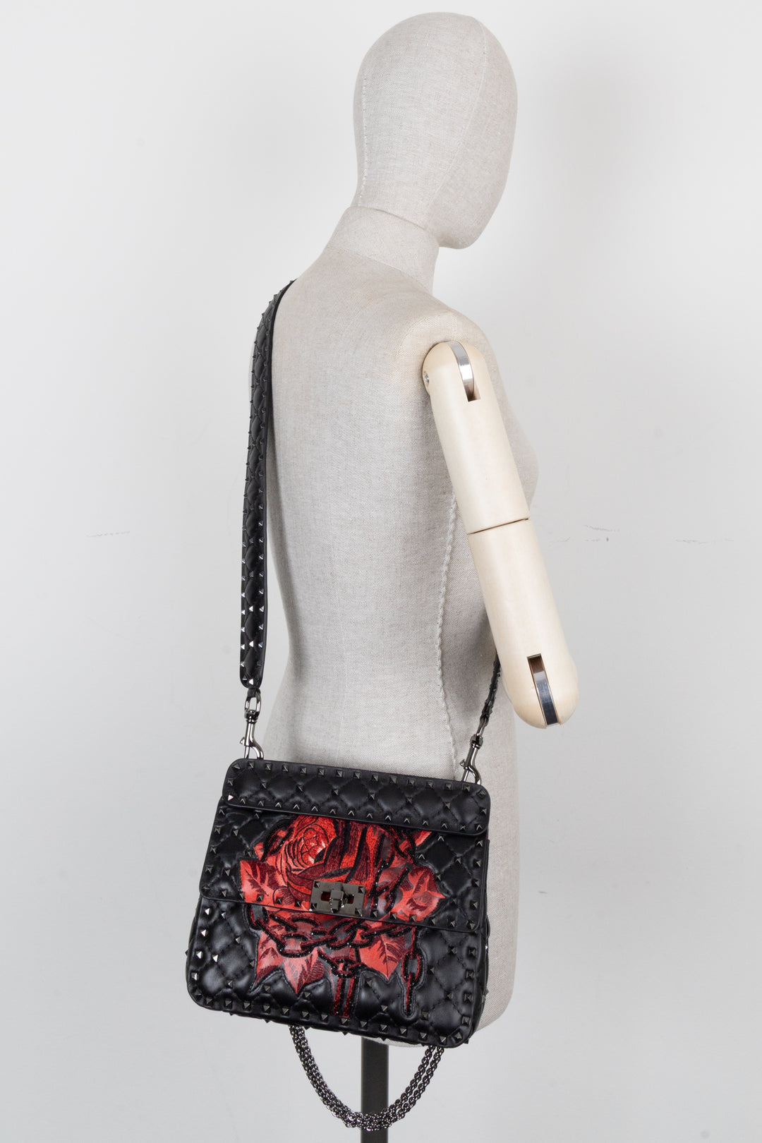 Sac bandoulière Valentino x Undercover noir orné de roses et de clous Rockstud.