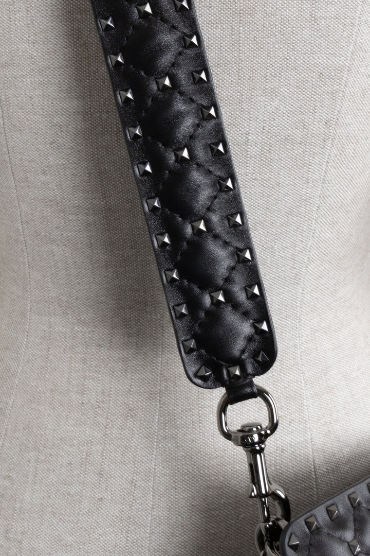 Sac bandoulière Valentino x Undercover noir orné de roses et de clous Rockstud.