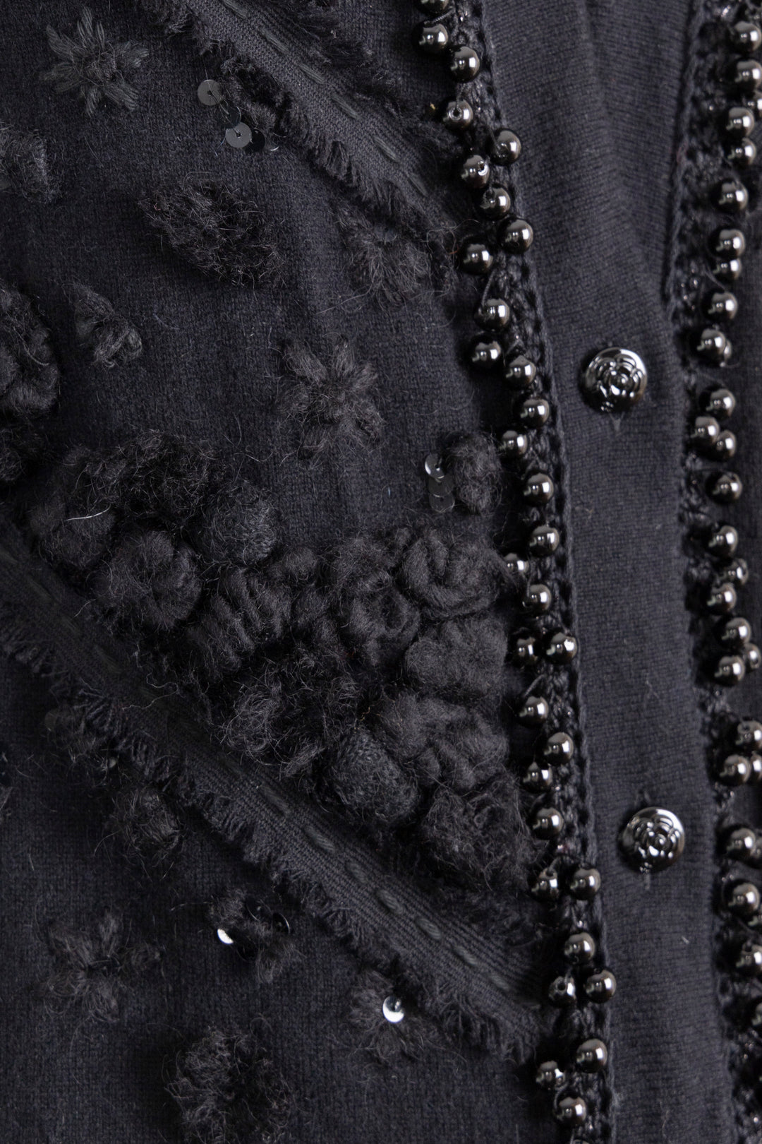 Cardigan en cachemire noir orné de perles CHANEL