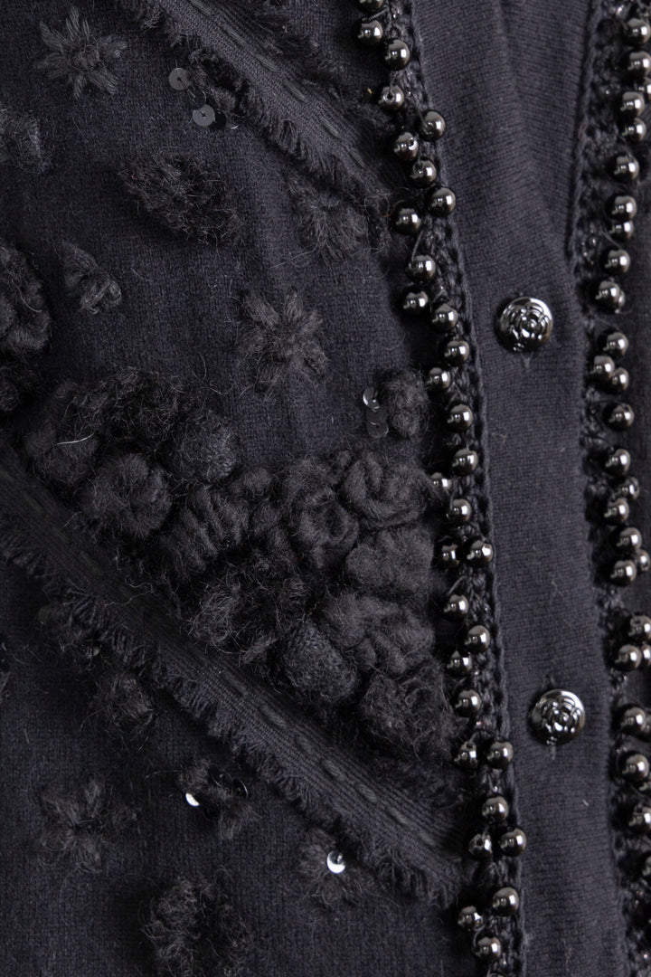 Cardigan en cachemire noir orné de perles CHANEL