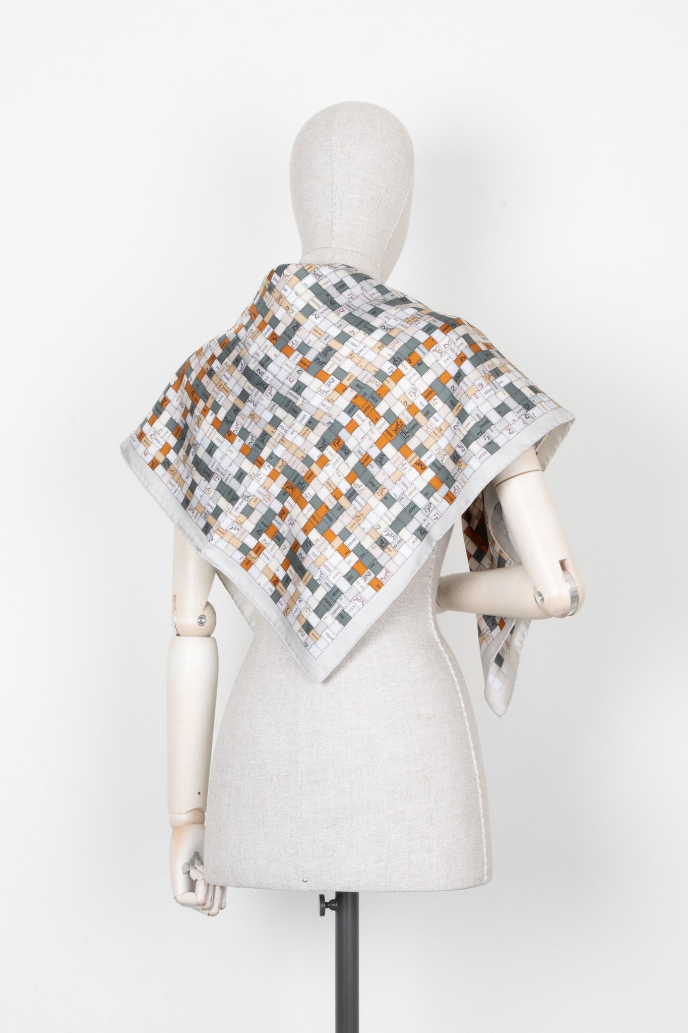 HERMÉS Bolduc Carre 90 Silk Gray Green – REAWAKE