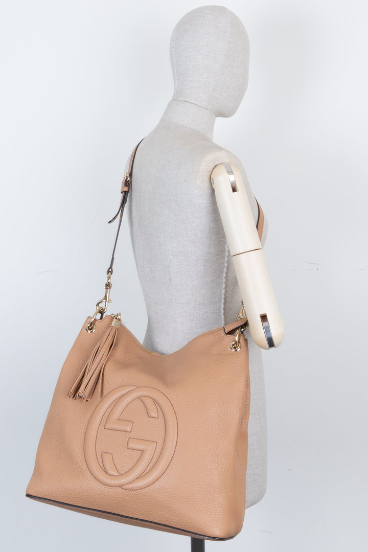 Sac hobo à pompons GUCCI Soho beige