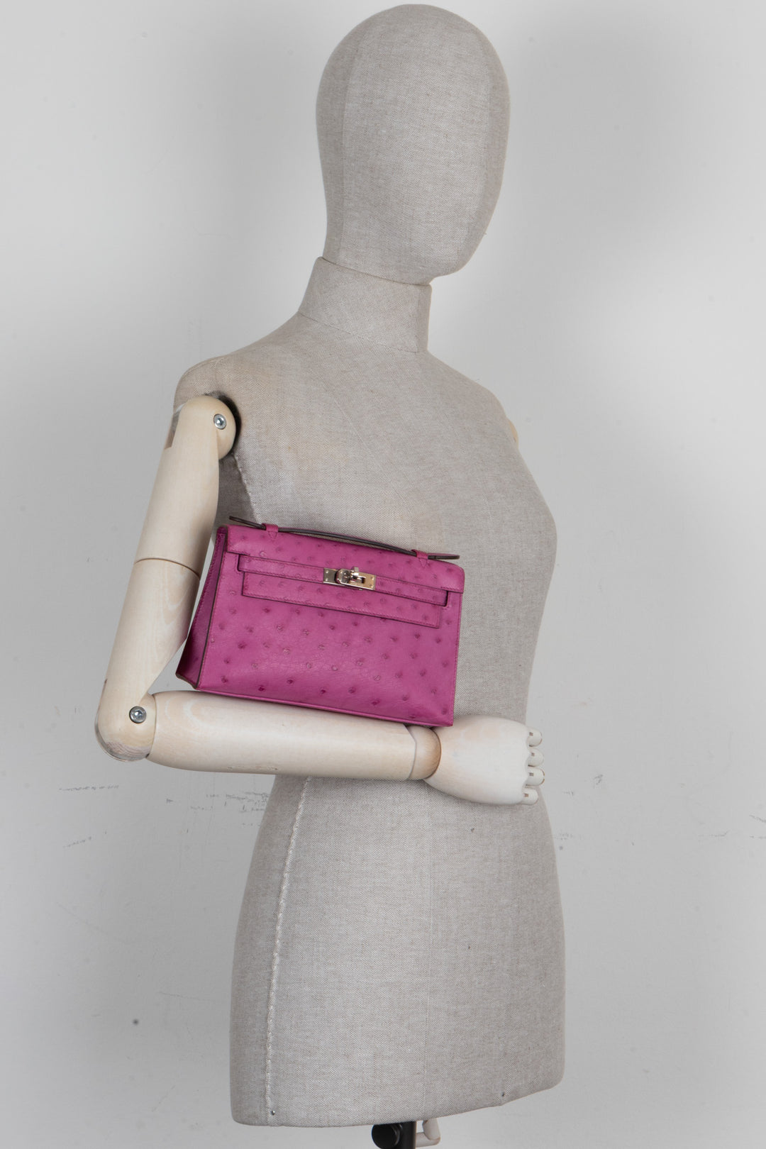 HERMÈS Kelly Pochette en cuir d'autruche Rose Pourpre
