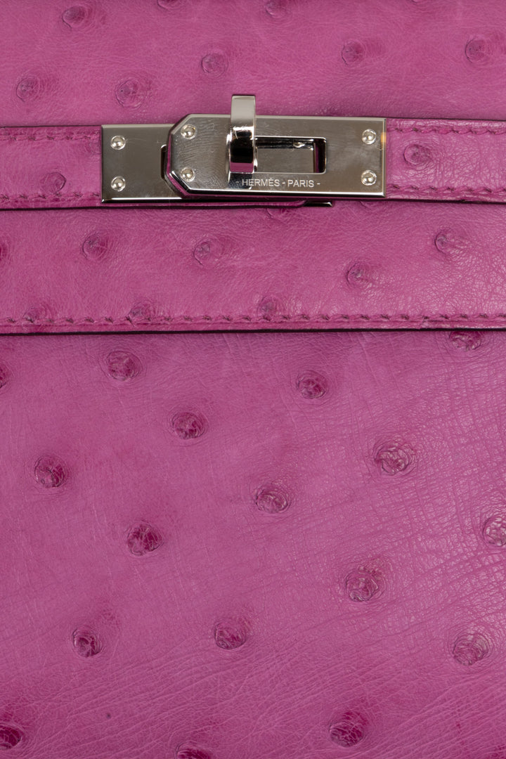 HERMÈS Kelly Pochette en cuir d'autruche Rose Pourpre