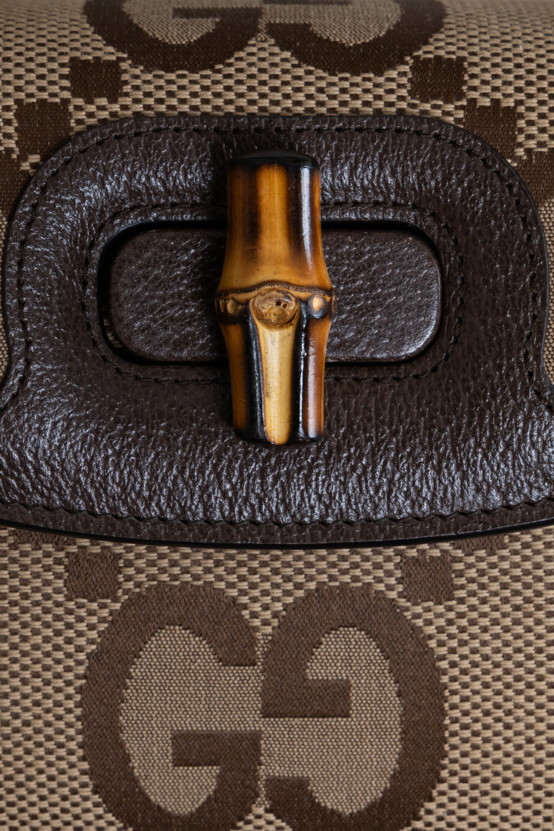 Petit sac Gucci Bamboo 1947 en toile Jumbo GG marron